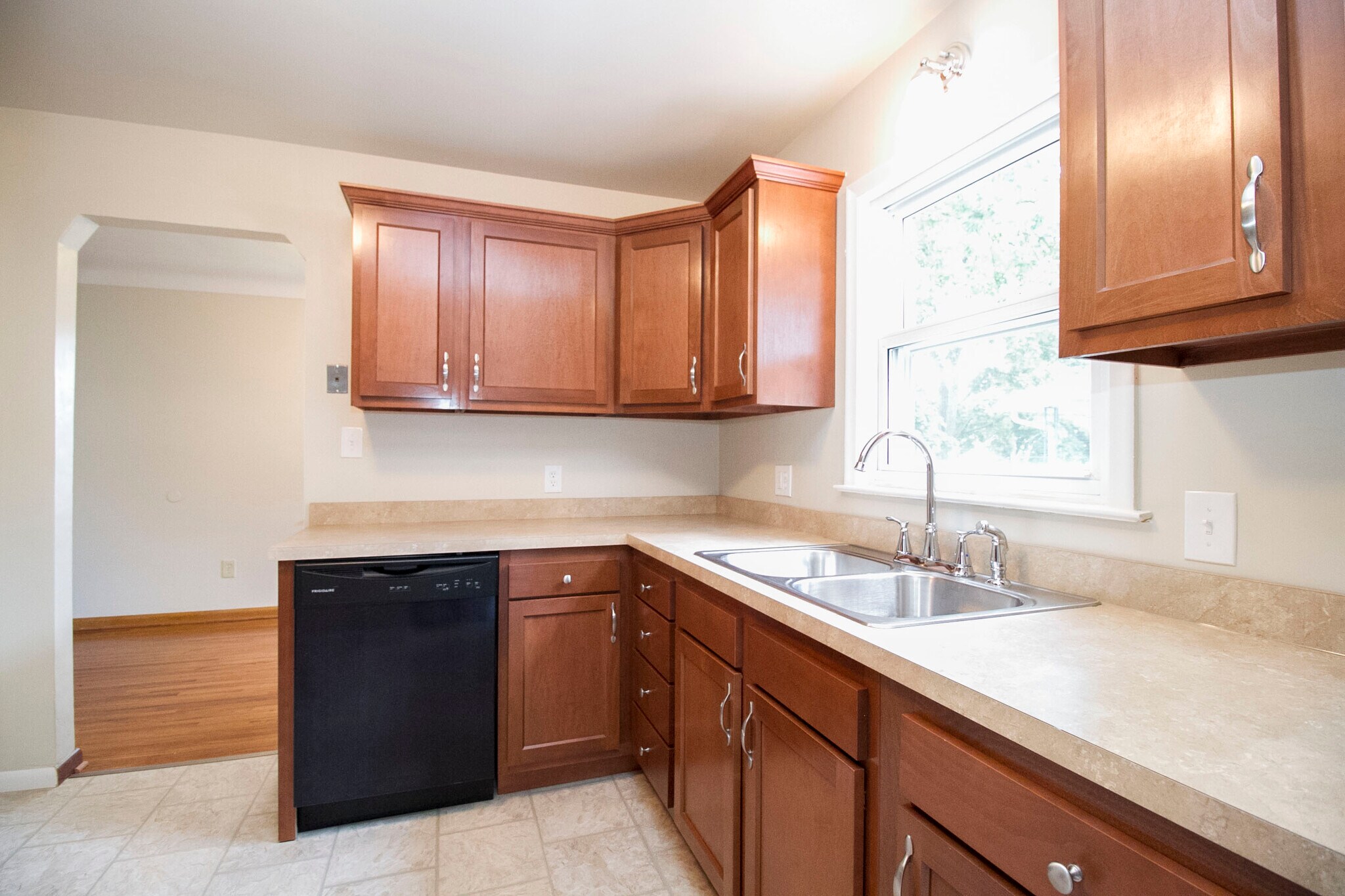 Building Photo - 320 Somerset St