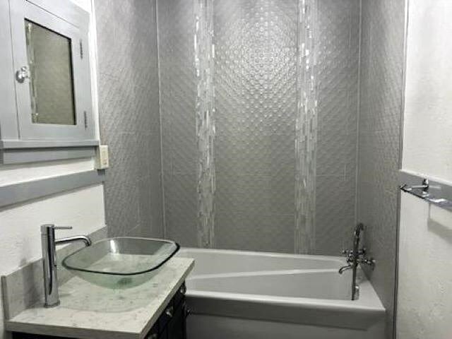 Bathroom - 315 W Halliday St