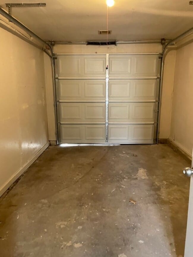 Building Photo - 1648 S Maple Ave