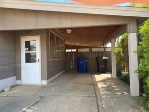 Building Photo - Cozy, single family home