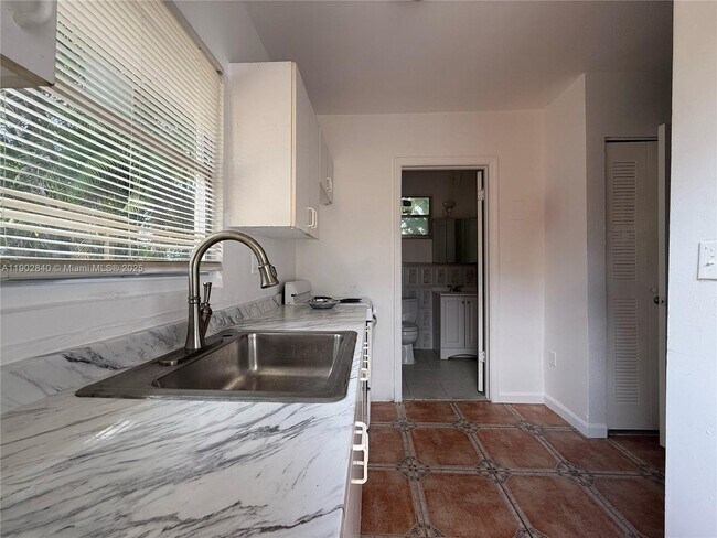 Building Photo - 906 SW 14th Ave