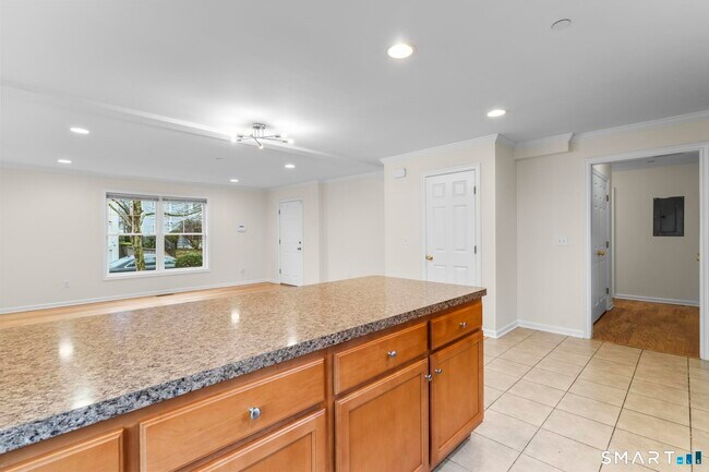 Building Photo - 15 W Main St