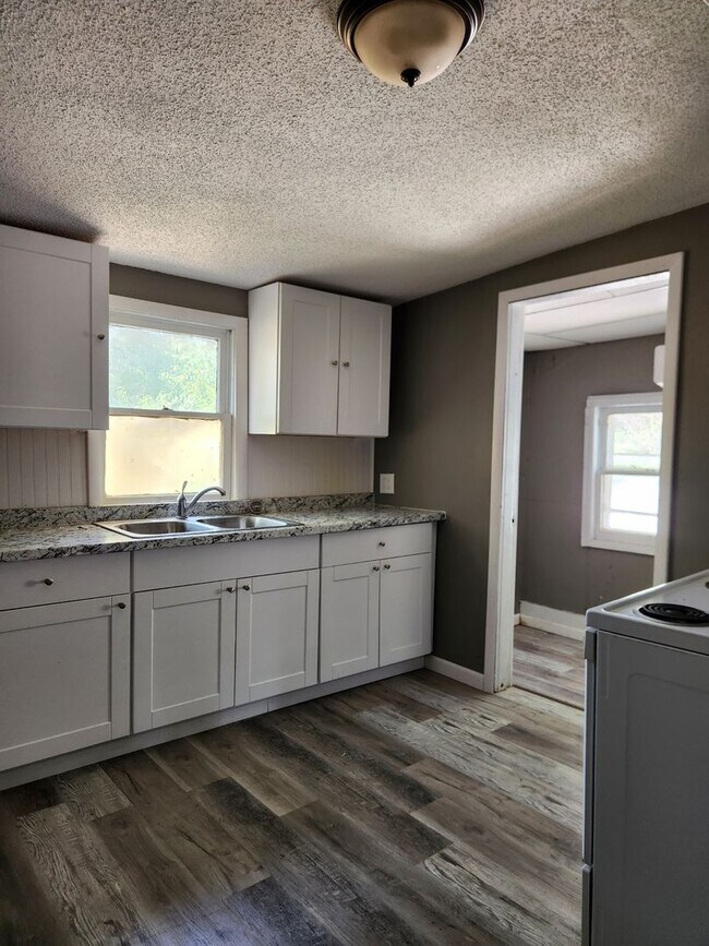 Building Photo - 4-Bedroom/1 Bath Home for Rent – $1,200/month – Columbus, KS