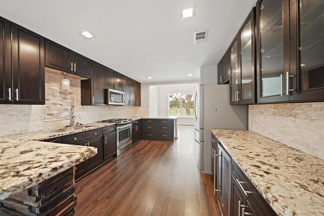 Building Photo - 414 Fox Briar Ln