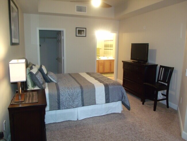 Building Photo - Fully Furnished Park Avenue Condo