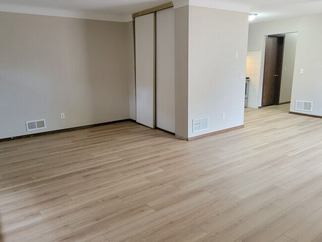 Building Photo - 735 3rd St