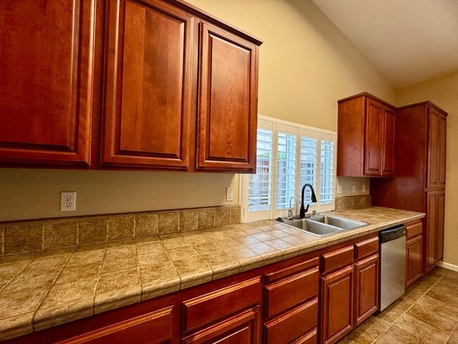 Building Photo - Spacious 3 Bedroom 3 Full Bathrooms Available Now!