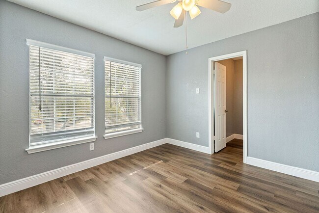 Building Photo - Don't Miss Out On This Spacious 3bd/2bath Home!