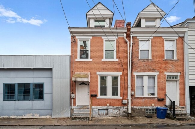 Building Photo - Newly Renovated 2 Bedroom Unit + Bonus Room In The South Side.  Available Immediately.