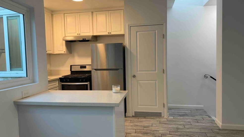 Fully equipped kitchen - 903 New Depot St