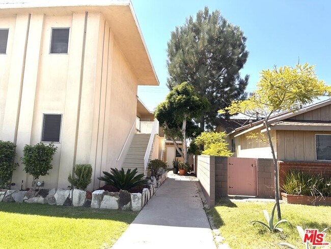 Building Photo - 5411 S Centinela Ave