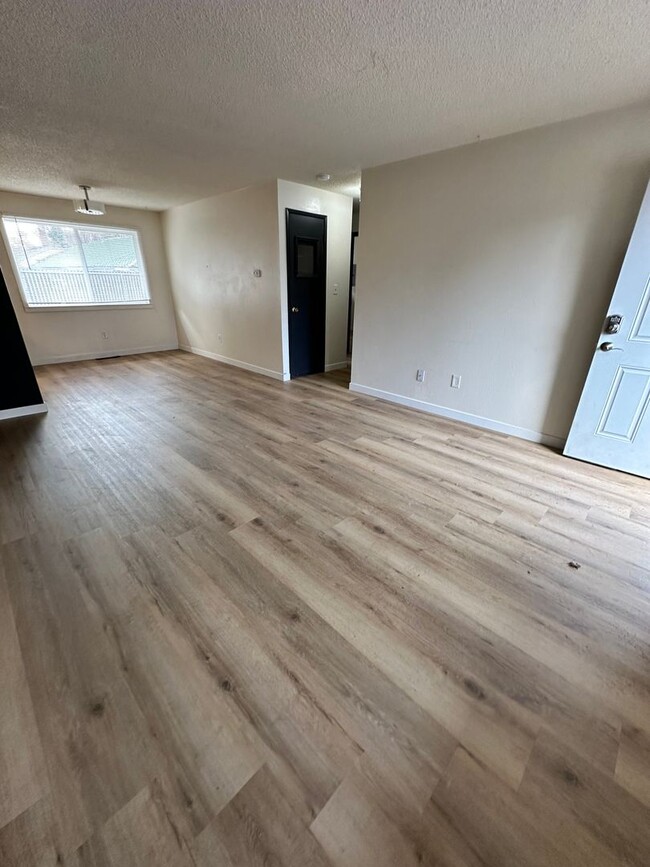 Building Photo - PET FRIENDLY spacious 2bdr