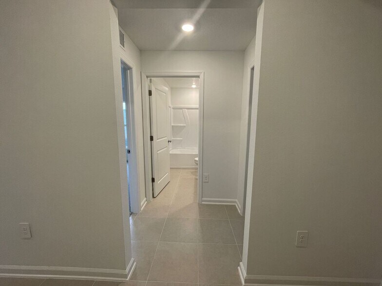 Building Photo - 1543 Jessica Blvd