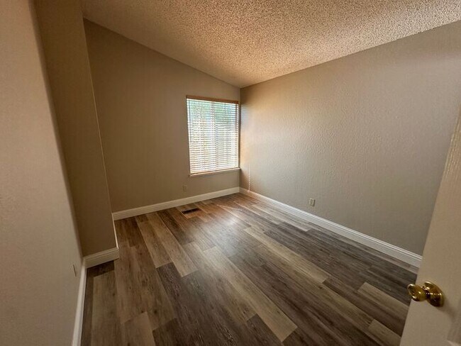 Building Photo - 1170 Forest Knoll Ct