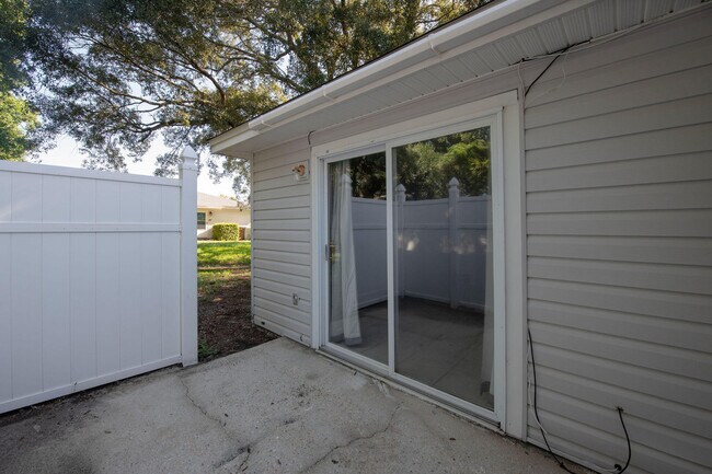 Building Photo - 1555 Green Briar Pkwy