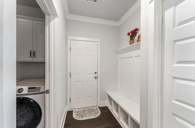Building Photo - Exquisite Executive Home in the Heart of S...