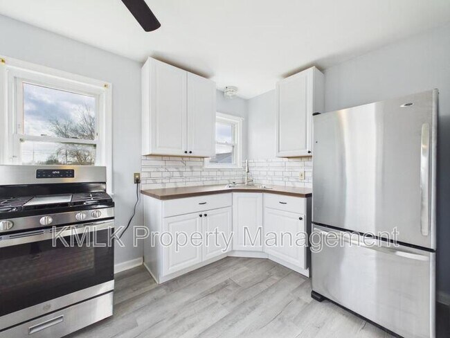 Building Photo - 1078 Lindsay Ave