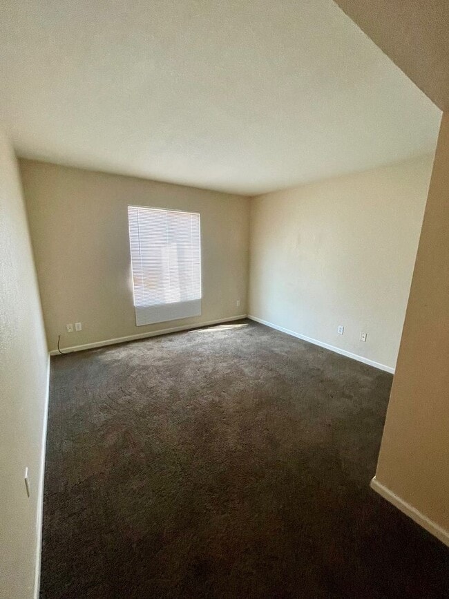 Building Photo - 2 Bedroom Condo close to airport