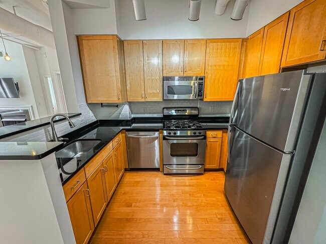 Building Photo - Luxurious 2 Bed 2 Bath Condo In Station Sq...