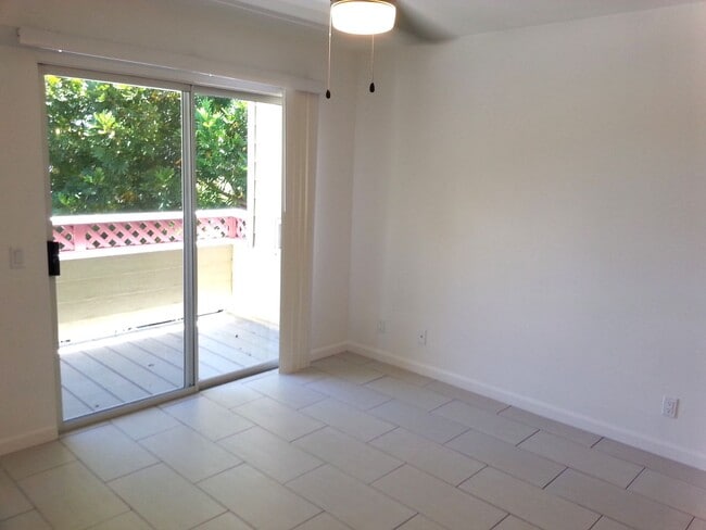 Building Photo - Modern 2-Bedroom, 2-Bath Condo in Fairway Terrace
