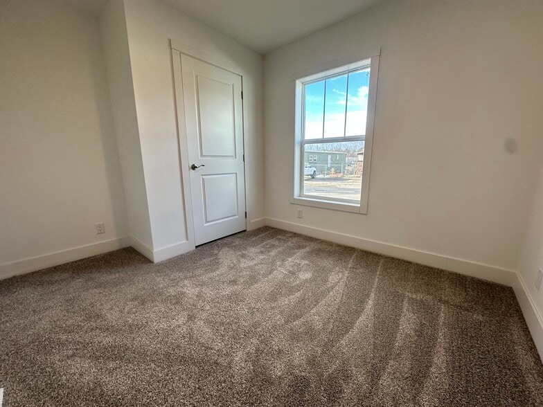 Building Photo - 29 Cavalier St N