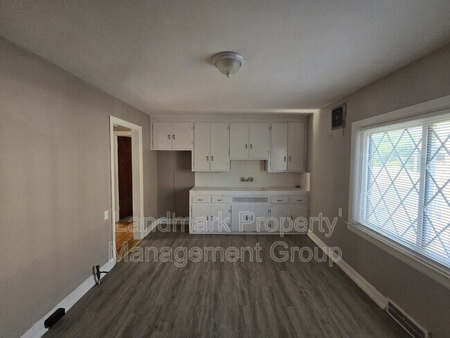 Building Photo - 9657 Outer Dr E