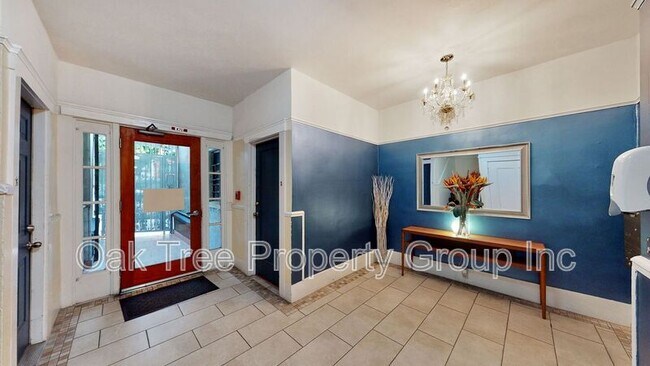 Building Photo - 547 24th St