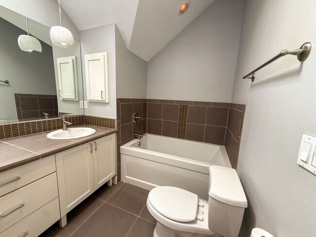 Building Photo - 3Bd/2.5Ba Seattle Townhouse