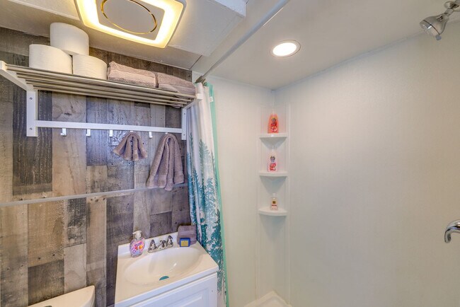 Building Photo - 445 Hansen Ln