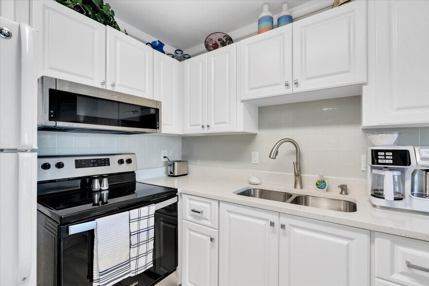 Building Photo - 4550 Cove Cir