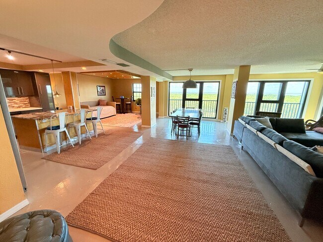 Building Photo - Huge Loft-Style 1 bed 1.5 Bath for Rent in...