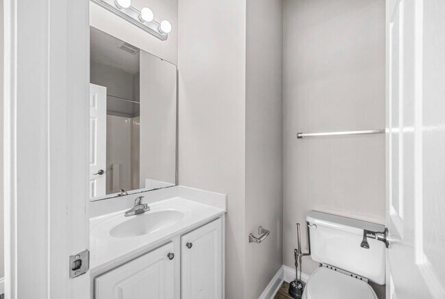 Building Photo - 2021 Silvercrest Dr