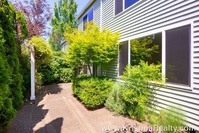Building Photo - Beautiful  3BD* 2.5 BA* Single Family Home...