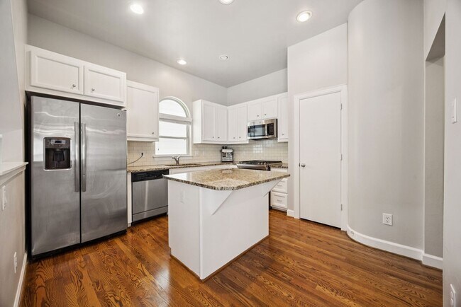 Building Photo - 546 Westcross St