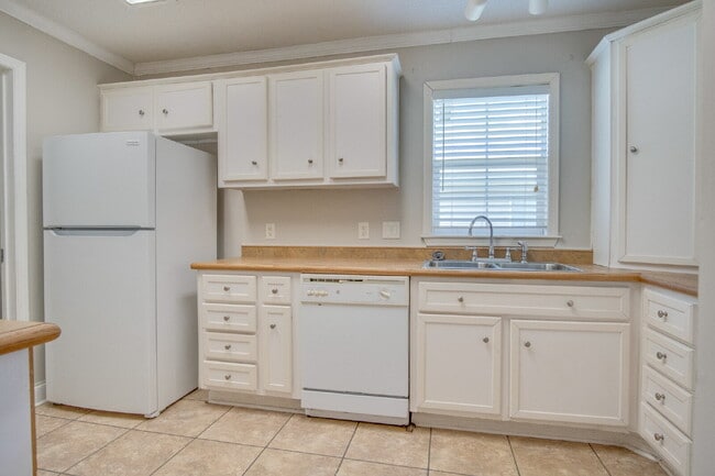 Building Photo - Don’t Miss This West Pensacola Rental — Open Floor Plan, Large Primary Suite, Outdoor Deck & Minu...