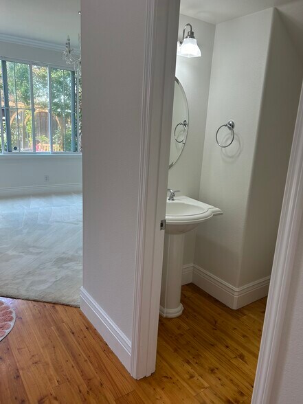 Building Photo - 2553 McLaren Ln