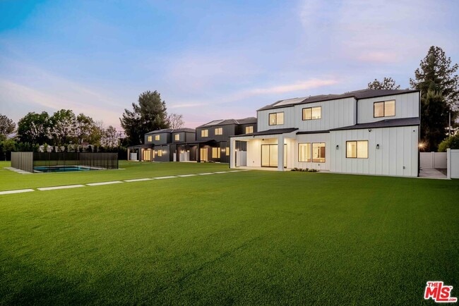 Building Photo - 8670 Encino Ave