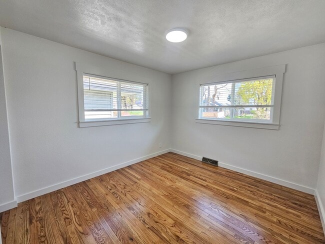 Building Photo - $1,995 - 4 Bed / 1 Bath Home with Fully Fe...