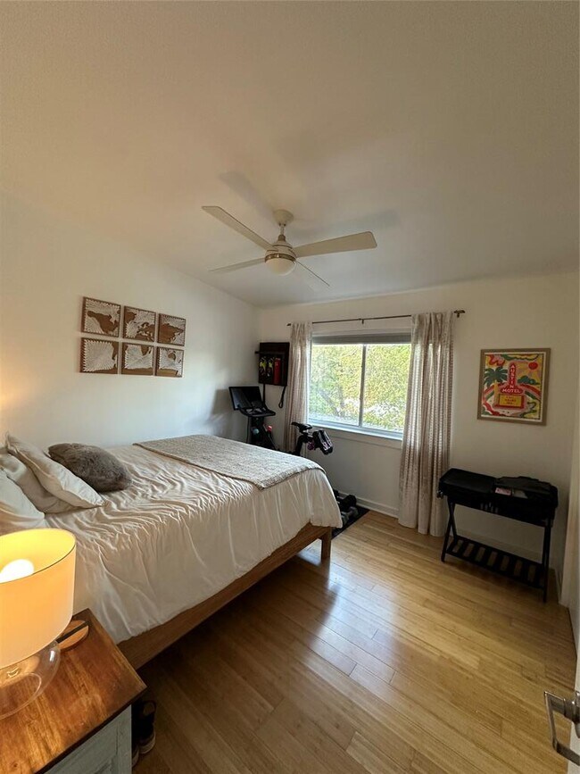 Building Photo - 2200 Dickson Dr