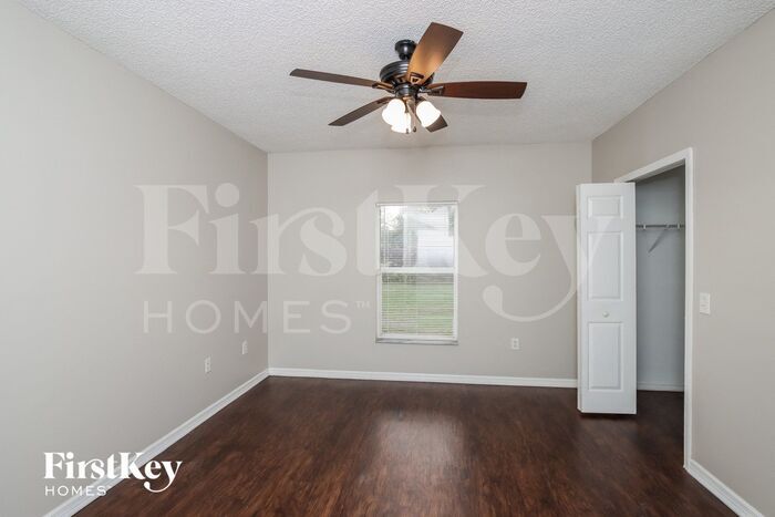 Building Photo - 1160 Schumann Dr