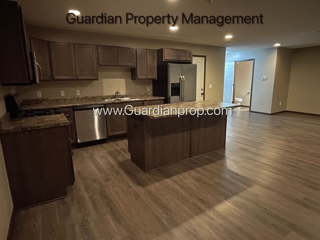 Building Photo - Lakeville, Middle Unit Town Home, 2.5 Bath...