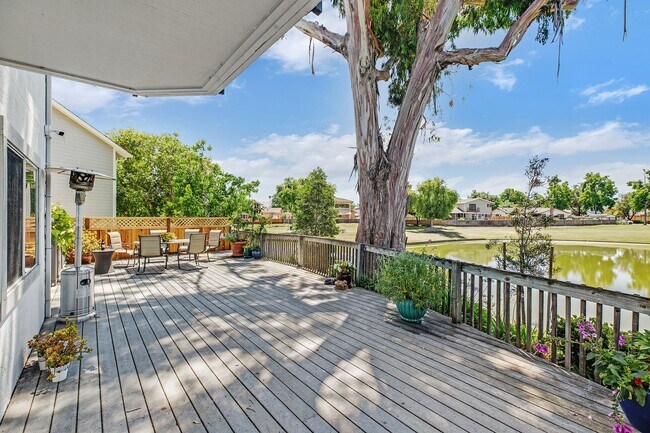Building Photo - *COMING SOON!* 4 bed/3 bath lake house wit...