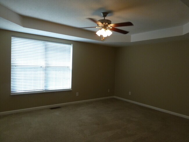 Building Photo - 3 bed, 2 bath, 2 car garage townhouse w/ b...
