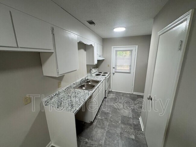 Building Photo - 2265 Sherwood Ave