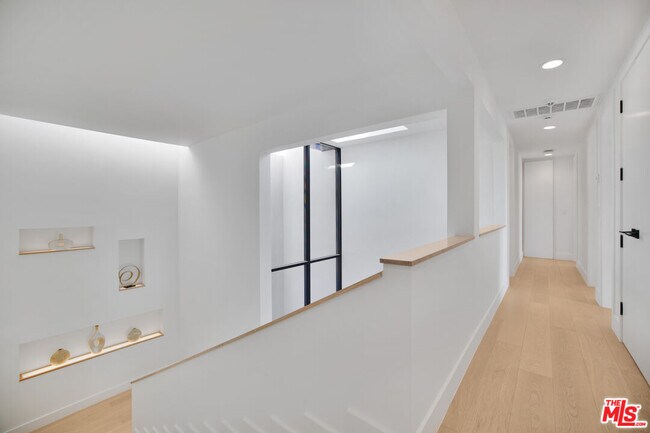 Building Photo - 30020 Morning View Dr