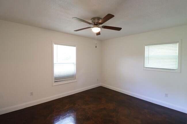 Building Photo - 4225 Oak Ln