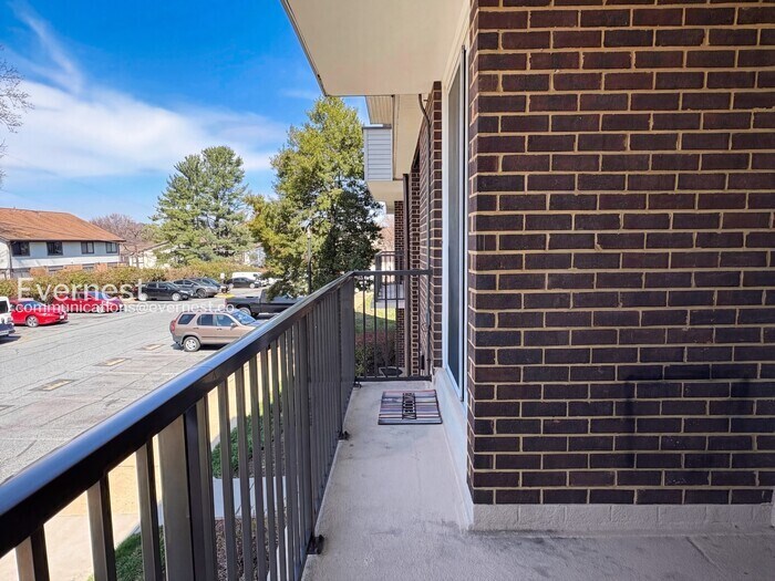 Building Photo - 10202 Prince Pl