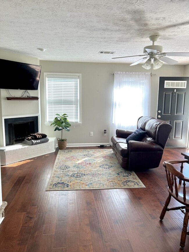 Building Photo - Apartment conveniently located in Auburn!