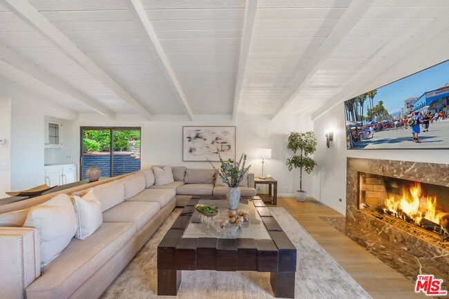 Building Photo - 9305 Beverlycrest Dr