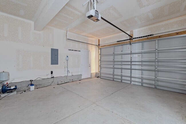 Building Photo - Exquisite 4-bedroom, 2.5-bath home located...